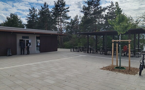 Imbiss Roststätte und Sitzmöglichkeiten, Foto: Dana Kersten, Lizenz: Touristinformation Senftenberg