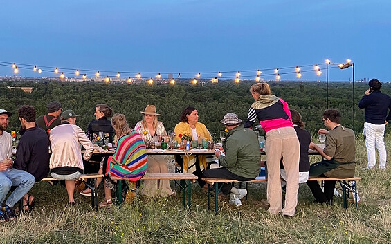 Lange Tafel, Foto: LIVIN'ROLL, Lizenz: LIVIN'ROLL