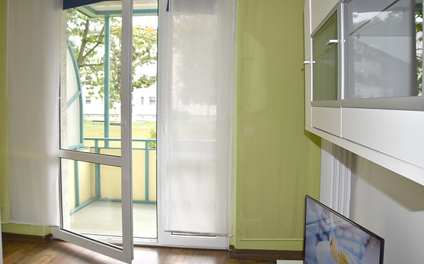 Wohnzimmer/ Blick zum Balkon, Foto: Kerstin Geilich, Lizenz: MuT Guben