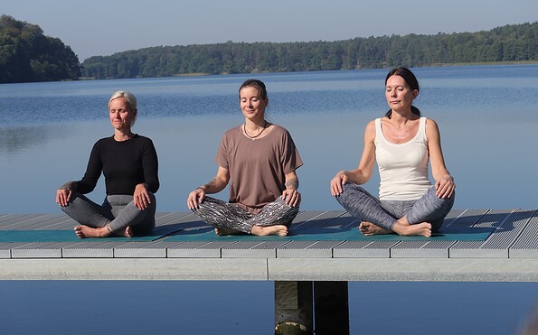 Yoga am Wolletzsee, Foto: E. M. Weyer, Lizenz: Tourismusverein Angermünde e. V.