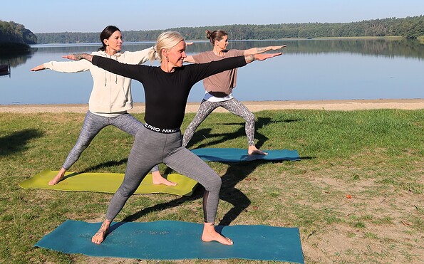 Yoga am Wolletzsee, Foto: E. M. Weyer, Lizenz: Tourismusverein Angermünde e. V.
