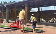 Spaß beim Minigolf für die ganze Familie, Foto: Thomas Kensing, Lizenz: Thomas Kensing