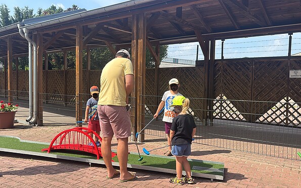 Spaß beim Minigolf für die ganze Familie, Foto: Thomas Kensing, Lizenz: Thomas Kensing