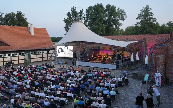 Burghof mit Open-Air Bühne, Foto: Jenny Jürgens