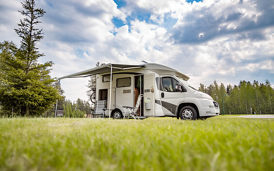 Wohnmobilstellplatz, Foto: Armiagov