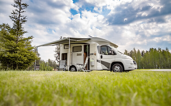 Wohnmobilstellplatz, Foto: Armiagov