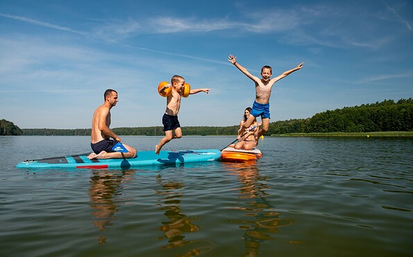 Wolletzsee Standup Paddeln Familie, Foto: Roland Suckow, Lizenz: Tourismusverein Angermünde e. V.