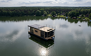 Drohnenansicht vom Hausboot, Foto: Platform Fiverr vom Nutzer Joseph.M (@soso777) , Lizenz: Marius Kelm