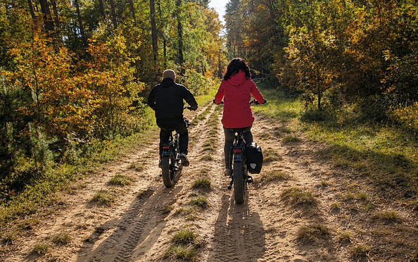 Paar auf Sandpiste, Foto: Alexander Hubitsch / Woodshock Adventures, Lizenz: Alexander Hubitsch / Woodshock Adventures