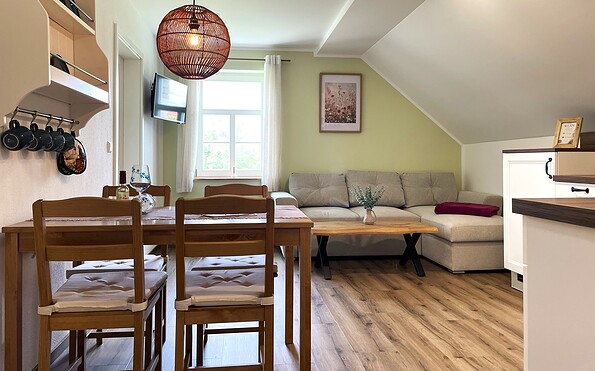 Ferienwohnung Merle - Wohn- Essbereich, Foto: Ulrike Haselbauer, Lizenz: Tourismusverband Lausitzer Seenland e.V.