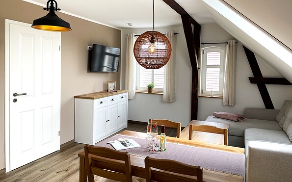 Ferienwohnung Refugium - Wohn- und Essbereich, Foto: Ulrike Haselbauer, Lizenz: Tourismusverband Lausitzer Seenland e.V.