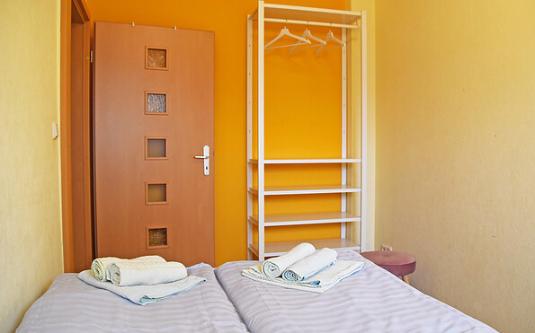 Schlafzimmer 2 mit Doppelbett und Kleiderregal, Foto: Manja Motylski, Lizenz: GUWO