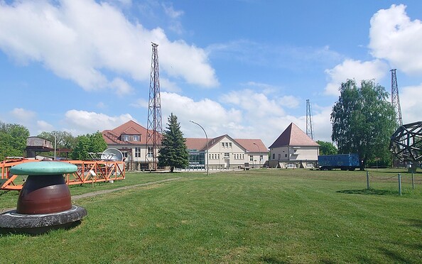 Senderhaus 1 - Wiese, Foto: Museum Funkerberg, Lizenz: Museum Funkerberg