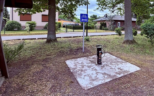 Radreparatursäule in Ferch, Mittelbusch, Foto: Kultur- und Tourismusamt Schwielowsee