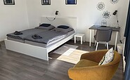 Schlafzimmer 1, Doppelbett und Schreibtisch, Foto: Ferienwohnung Gubener Neißeglück 23, Lizenz: Ferienwohnung Gubener Neißeglück 23