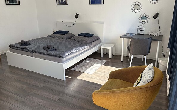 Schlafzimmer 1, Doppelbett und Schreibtisch, Foto: Ferienwohnung Gubener Neißeglück 23, Lizenz: Ferienwohnung Gubener Neißeglück 23