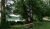 Bänke am Ufer, Foto: Sandra Fonarob, Lizenz: Tourismusverband Dahme-Seenland e.V.