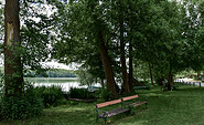 Bänke am Ufer, Foto: Sandra Fonarob, Lizenz: Tourismusverband Dahme-Seenland e.V.