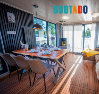 Bootado Hausboote an der Marina Röblinsee