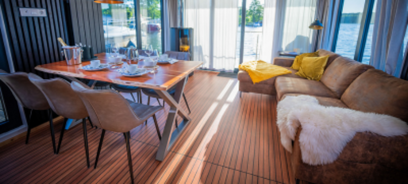 Bootado Hausboote an der Marina Röblinsee