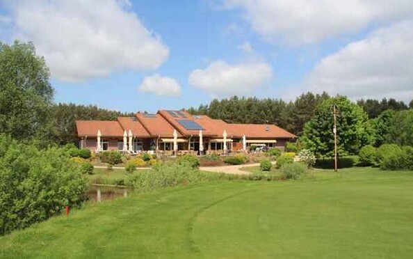 Blick auf das Clubhaus, Foto: Golfclub Kallin e.V., Lizenz: Golfclub Kallin e.V.