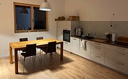 Esstisch und Küche, Foto: U. Häseler, Lizenz: Wirtschaftsfördergesellschaft Prignitz mbH