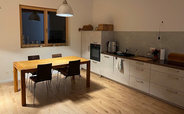 Esstisch und Küche, Foto: U. Häseler, Lizenz: Wirtschaftsfördergesellschaft Prignitz mbH