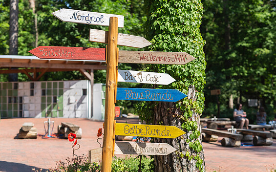 Barfußpark - Wegweiser, Foto: Anke Scheibe, Lizenz: Der Barfußpark Beelitz-Heilstätten