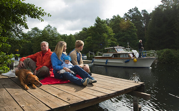 Familie auf Steg mit Boot, Foto: Juergen Rocholl, Agentur Face, Lizenz: WITO Barnim GmbH