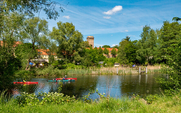 Paddler und Wasserturm, Foto: Torsten Stapel, Lizenz: Gemeinde Schorfheide