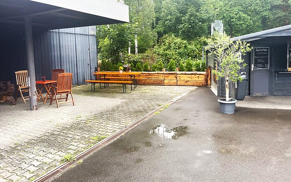 Schmackofatz snack bar with seating, Foto: Dan Schönlein, Lizenz: Imbiss Schmackofatz
