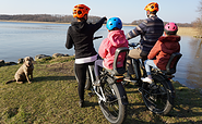 Familie mit E-Bike, Foto: Sebastian Fölkel, Lizenz: Ruppiner Bike &amp; Paddle Adventure