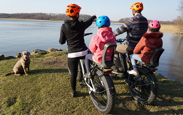 Familie mit E-Bike, Foto: Sebastian Fölkel, Lizenz: Ruppiner Bike &amp; Paddle Adventure