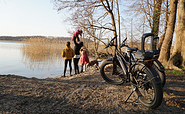 Familie mit E-Bike, Foto: Sebastian Fölkel, Lizenz: Ruppiner Bike &amp; Paddle Adventure