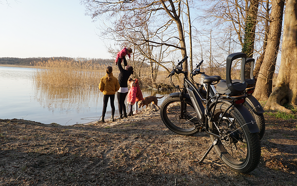 Familie mit E-Bike, Foto: Sebastian Fölkel, Lizenz: Ruppiner Bike &amp; Paddle Adventure