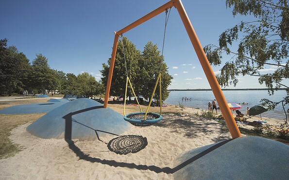 Spielplatz am Seestrand Senftenberg am Senftenberger See, Foto: Hanns Joosten, Lizenz: Zweckverband Lausitzer Seenland Brandenburg