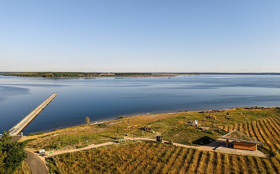Aerial view of the Floating Pier and nature information point at Lake Sedlitz, Foto: Julia Kussatz, Lizenz: Zweckverband Lausitzer Seenland Brandenburg