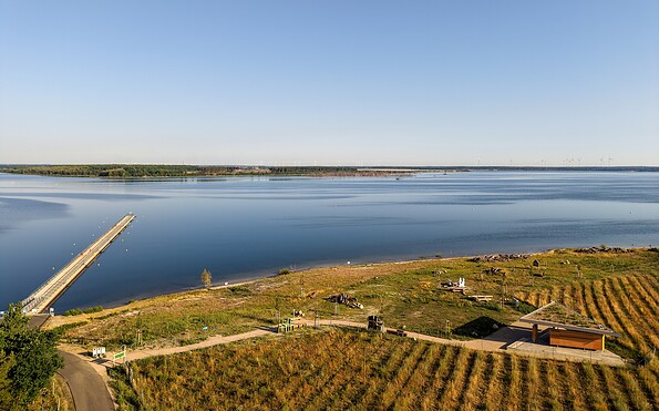 Aerial view of the Floating Pier and nature information point at Lake Sedlitz, Foto: Julia Kussatz, Lizenz: Zweckverband Lausitzer Seenland Brandenburg