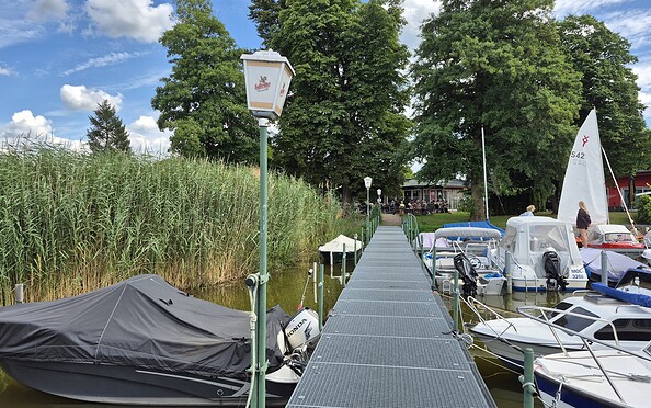 Steganlage am Biergarten Steghaus in Schwerin, Foto: Norman Siehl, Lizenz: Tourismusverband Dahme-Seenland