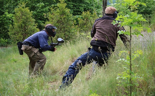Männer beim Paintball-Spiel, Foto: Paintball-Klärwerk-Team , Lizenz: Paintball-Klärwerk-Team