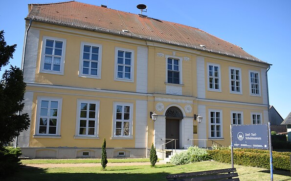 Außenansicht, Gutshaus Protzen mit Museum, Foto: Andrina Loewe, Lizenz: Gemeinde Fehrbellin