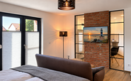 "Zum Steiger", Wohn- und Schlafbereich mit Smart-TV, Foto: Ulrike Haselbauer, Lizenz: Tourismusverband Lausitzer Seenland e.V.