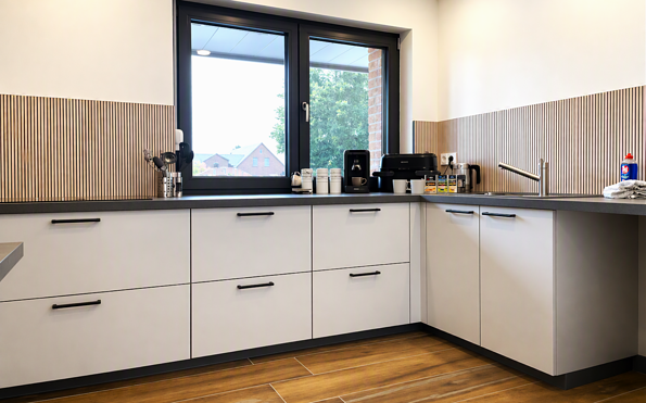 "Zum Steiger", Die Küche hat eine moderne Ausstattung. Dazu gehört ein Airfryer., Foto: Ulrike Haselbauer, Lizenz: Tourismusverband Lausitzer Seenland e.V.
