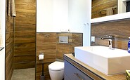 "Zum Steiger", Das Bad ist in warmer Holzoptik gestaltet., Foto: Ulrike Haselbauer, Lizenz: Tourismusverband Lausitzer Seenland e.V.