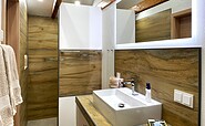 "Zum Segler", Das moderne Bad ist mit einer bodenlangen Dusche, einem Waschtisch, einem WC und einem beleuchteten Spiegel ausgestattet., Foto: Ulrike Haselbauer, Lizenz: Tourismusverband Lausitzer Seenland e.V.