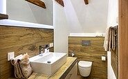 "Zum Segler", Das Bad ist in warmer Holzoptik gestaltet. , Foto: Ulrike Haselbauer, Lizenz: Tourismusverband Lausitzer Seenland e.V.