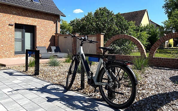Fahrradständer mit Ladestation für E-Bikes, Foto: Ulrike Haselbauer, Lizenz: Tourismusverband Lausitzer Seenland e.V.