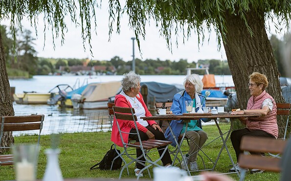 Coffee and cake by the water’s edge, Foto: Steffen Lehmann, Lizenz: TMB Tourismus-Marketing Brandenburg GmbH