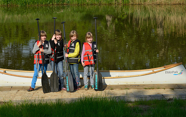 Mädchengruppe mit Paddel am Kanu, Foto: ElsterPark, Lizenz: ElsterPark