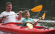 Vater und Sohn beim Paddeln, Foto: ElsterPark, Lizenz: ElsterPark